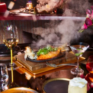 在Park Lane 45号CUT餐厅的餐桌上，有一桌热气腾腾的酸甜鲈鱼