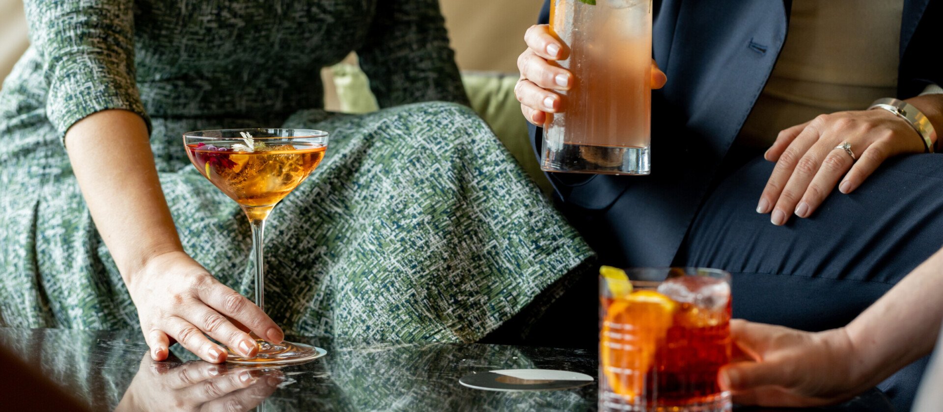女人们在罗马伊甸园酒店的Giardino酒吧享受鸡尾酒