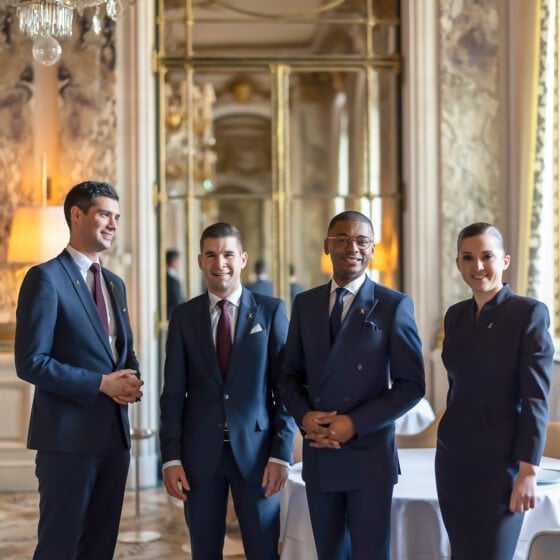 餐厅Le Meurice Alain Ducasse -服务团队与Gabriel Veissaire, Alban Del Monte, Olivier Bikao和Julie Bares-Bonneau