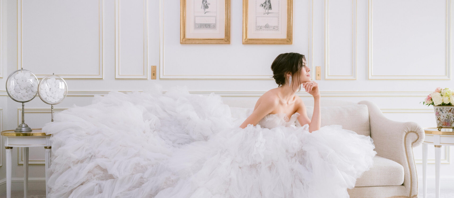 照片上的女人assise sur un divan重要的une长袍longue blanche en薄纱。