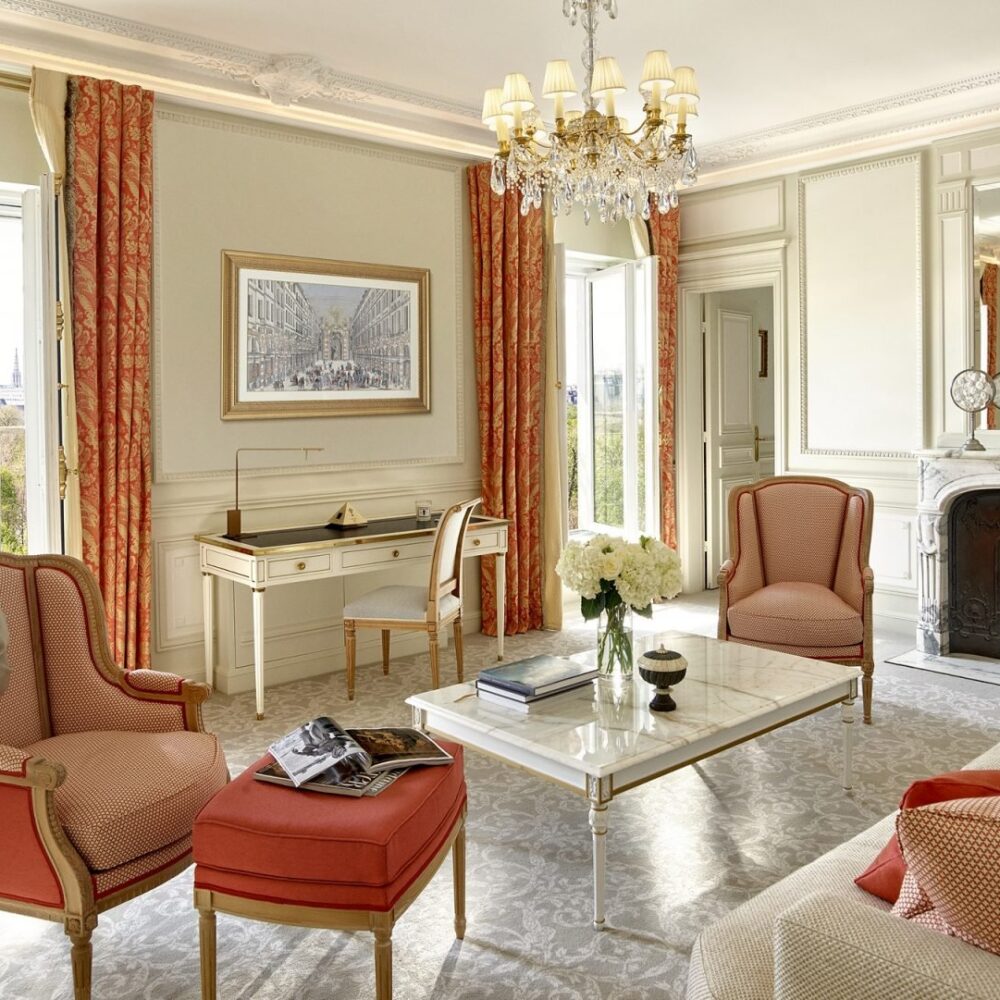 在Le Meurice Paris酒店带公园景观的行政套房内