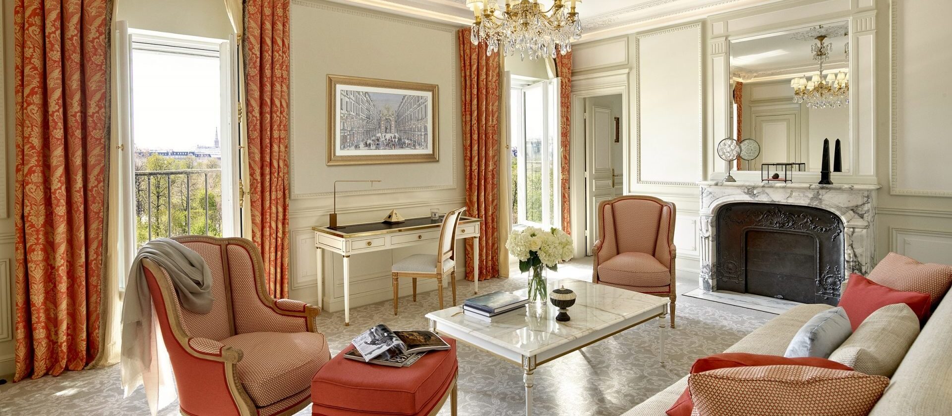 在Le Meurice Paris酒店带公园景观的行政套房内