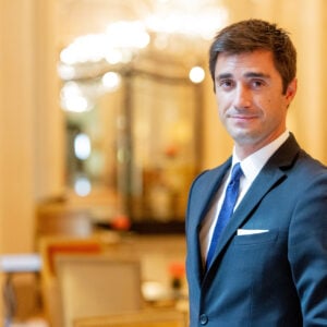 Benoit Marin站在Hôtel广场Athénée。