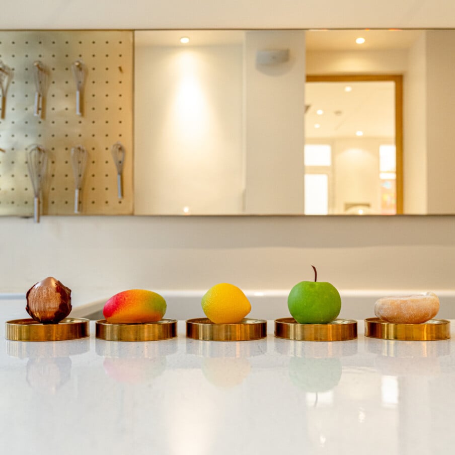 Les pâtisseries d'hiver du chef Cédric Grolet, compant la noisette, la mangue, le citron jaune, la pomme verte et la cacahuète， à l'hôtel le Meurice，巴黎。