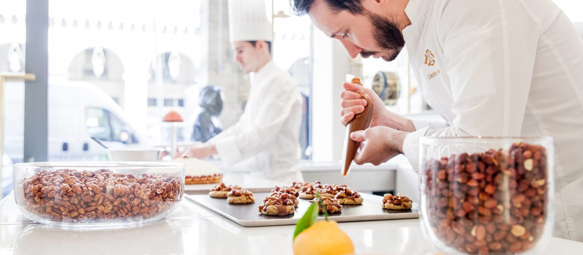 厨师在La Pâtisserie du Meurice par Cédric Grolet制作糕点